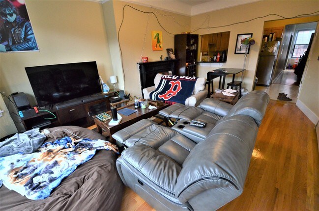 Building Photo - 587 Beacon St