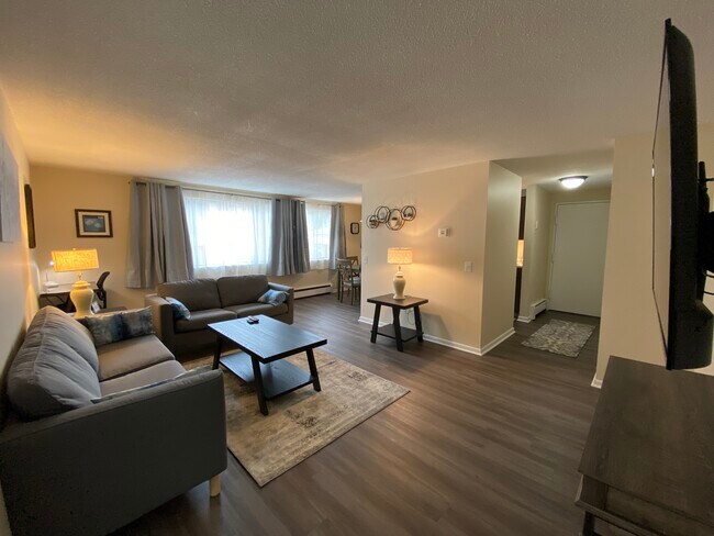 Amplio espacio para relajarse con la familia o los amigos. Además, ¡usted controla el aire acondicionado o la calefacción! Todos los servicios incluidos - Avalon Apartments