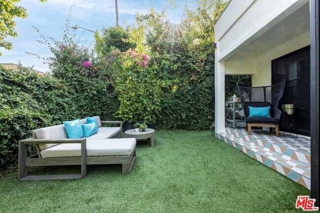 Foto del edificio - 8907 Rosewood Ave