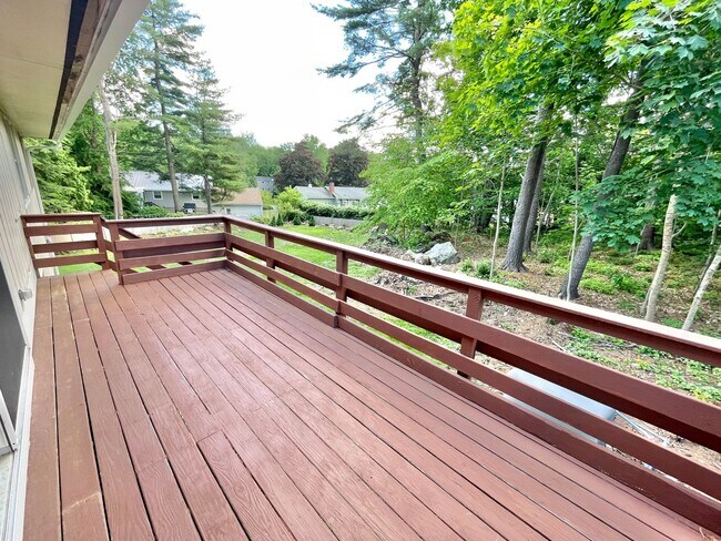 Building Photo - 4 Bed / 3 Bath Single Family w/ Large Back...