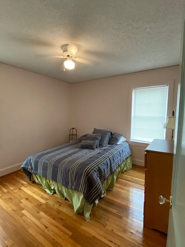 Building Photo - Amazing, 3 Bedroom home right off August R...