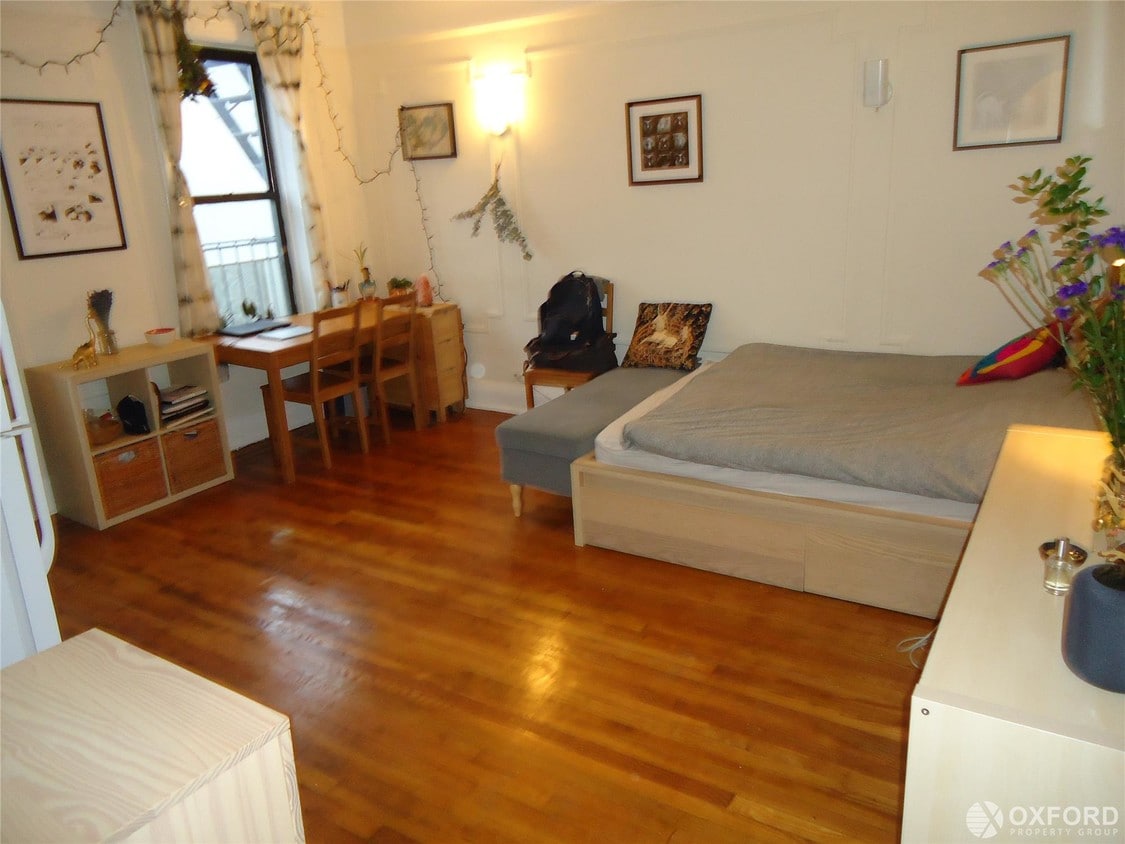 Primary Photo - 3216 Crescent St