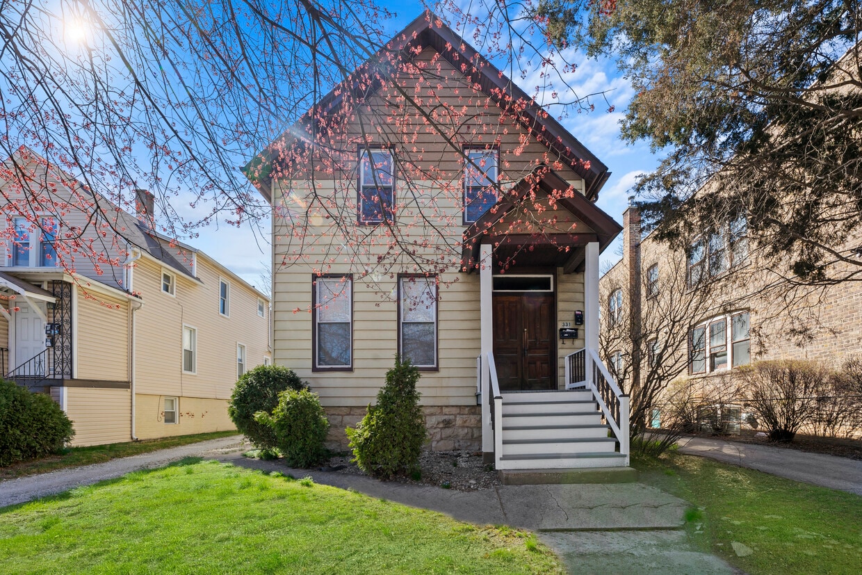 Primary Photo - 331 Des Plaines Ave