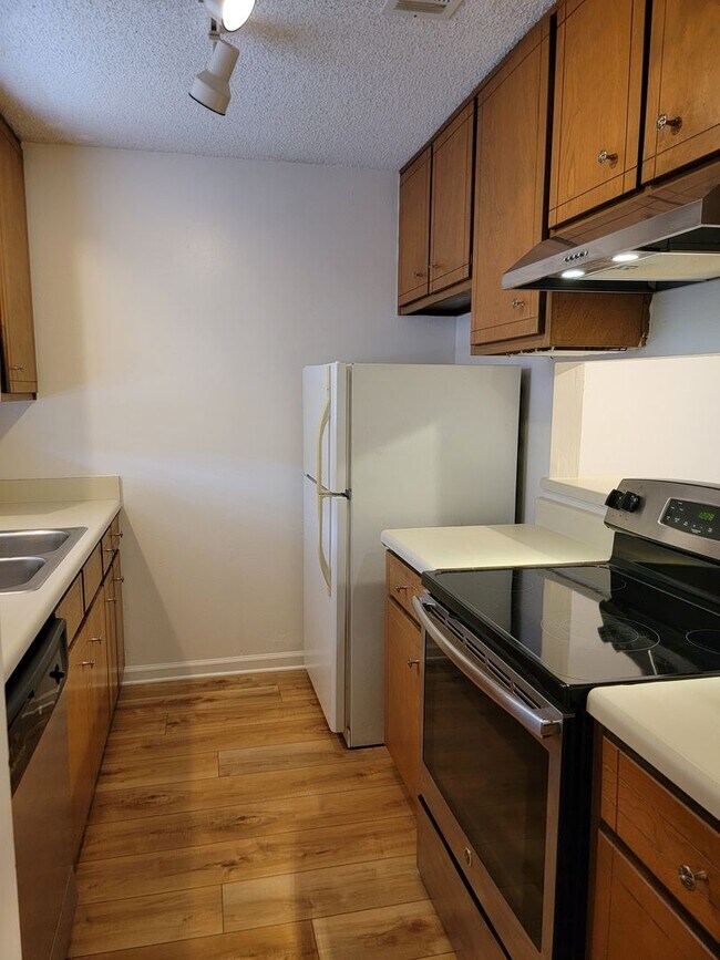 Building Photo - Convenient Northeast location!