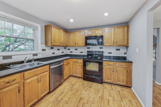 Building Photo - Beautifully maintained end unit Townhouse located in Stonebridge subdivision!