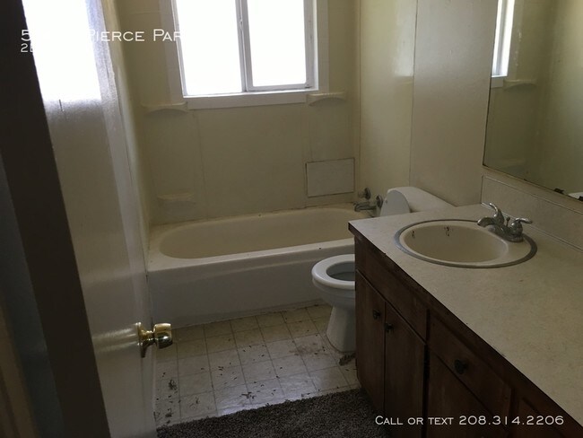 Building Photo - 2 Bedroom 1 Bath, Boise north End