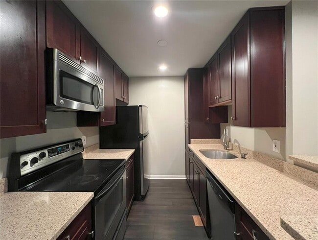 Building Photo - 3312 Pine Heights Dr NE