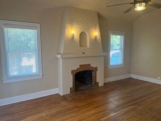 Building Photo - $1,900 Clinton & Maroa Ave Main House, 3 B...