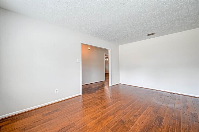 Building Photo - 4826 Lost Oak Dr