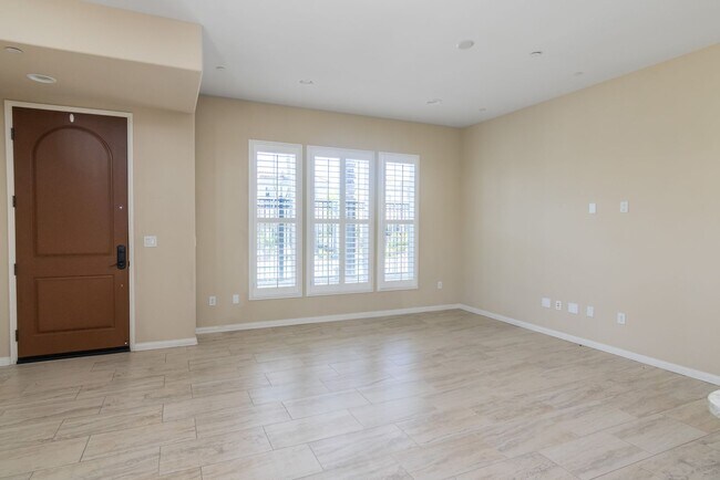 Foto del edificio - Updated 4-Bedroom Townhouse in Prime Porte...