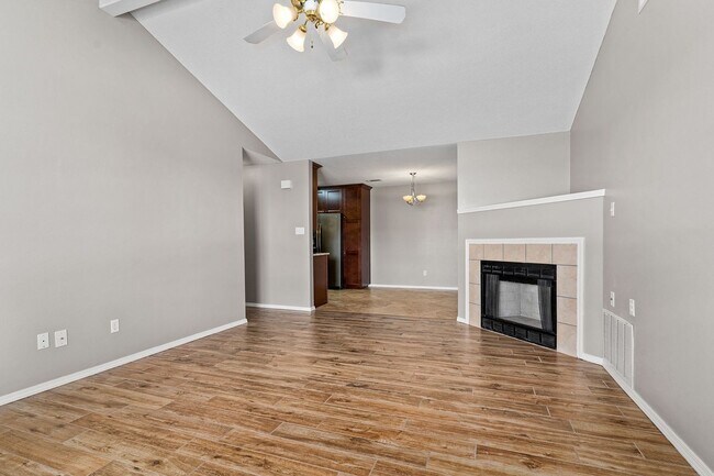 Foto del edificio - 5802 Park Valley Cir