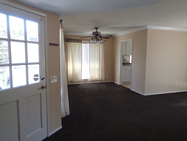 Building Photo - 5 Bridle Ln