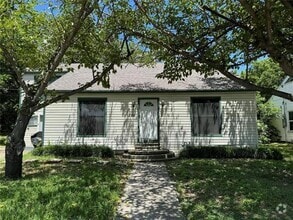 Building Photo - 208 N Elm St