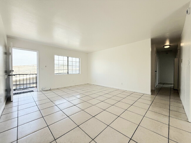 Building Photo - Bright & Spacious Upper Unit with 3 Bedroom, 2 Bath and assigned Parking space