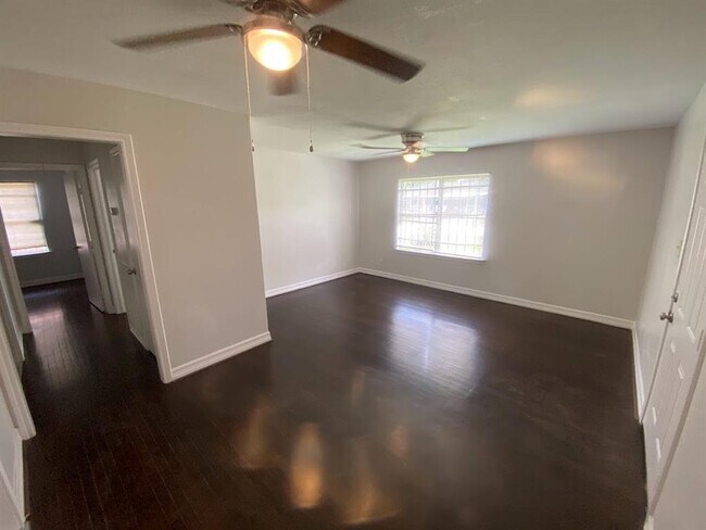 Foto del edificio - 5731 Belmark St