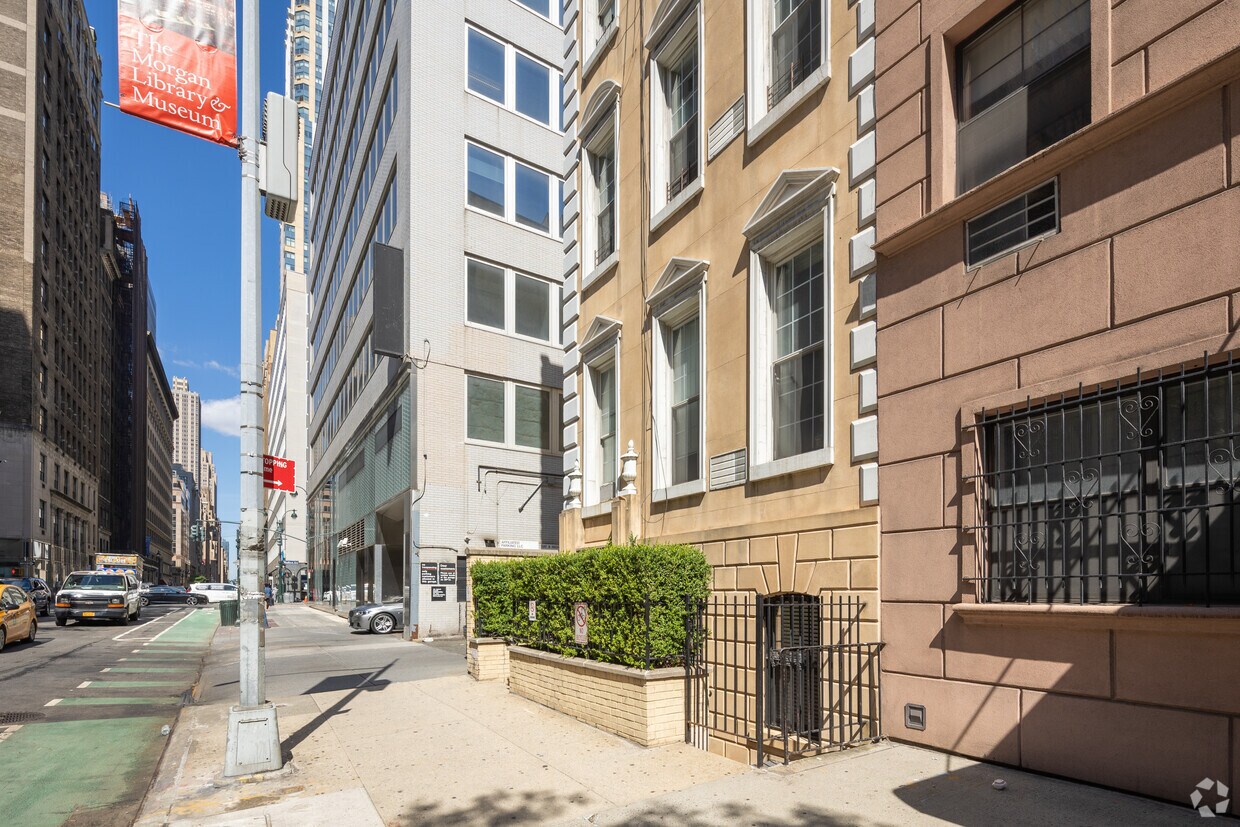 Building Photo - 25 E 38th St