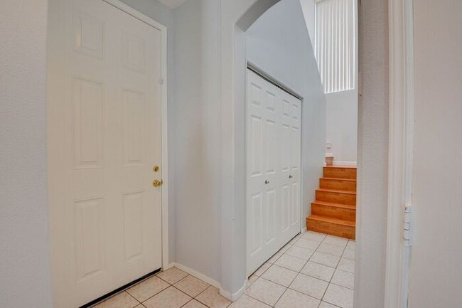 Foto del edificio - BEAUTIFUL 2 STORY SINGLE FAMILY HOME WITH 3 BEDROOMS AND 2.5 BATHS LOCATED IN SOUTHWEST