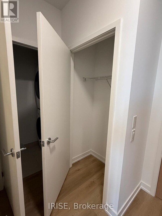 Photo du bâtiment - 395 Square One Dr