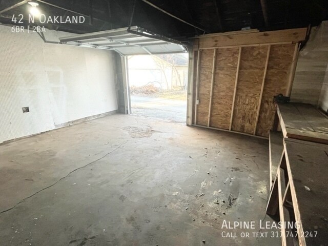 Foto del edificio - 6 Bedroom detached garage/workshop combo (...