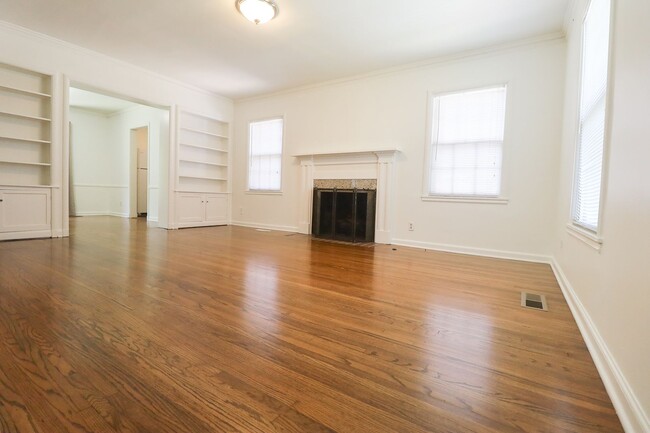 Building Photo - Stunning 2 Bed 1 Bath In Midtown Charmer: ...