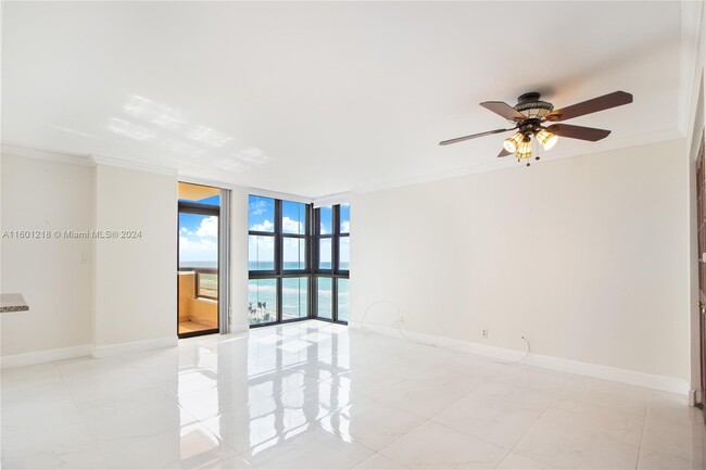 Building Photo - 2555 Collins Ave