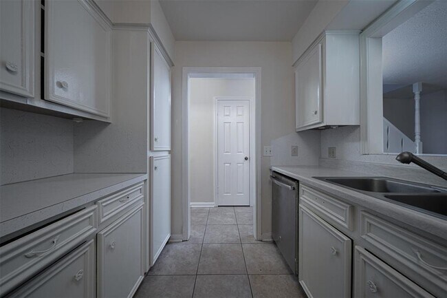 Building Photo - 10626 Hazelhurst Dr