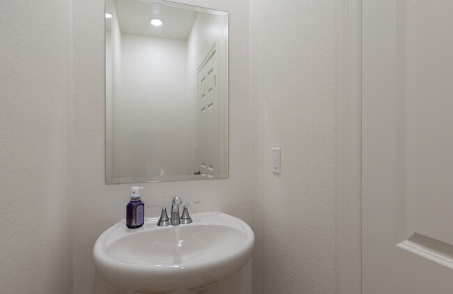Medio baño - 19778 Limon Ct