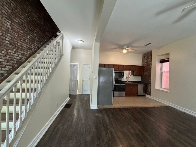 Foto del edificio - 2027 Russell Blvd