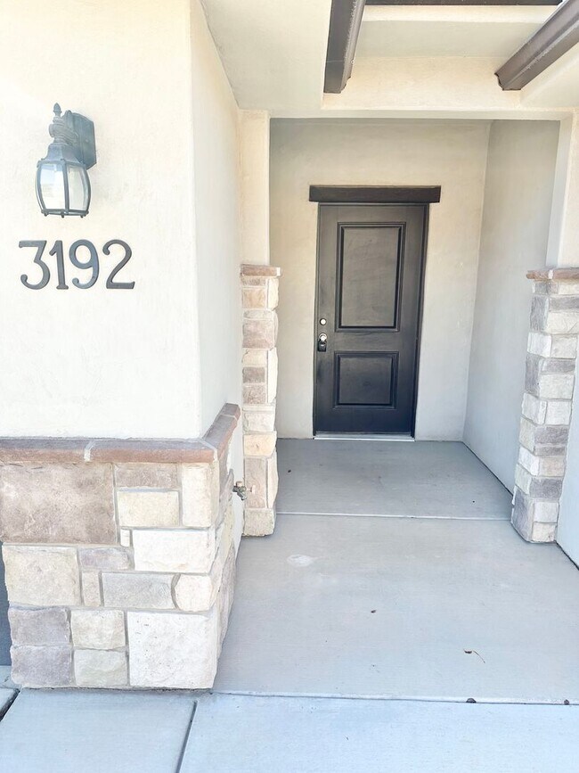 Building Photo - Great townhome in Little Valley Area. Pric...