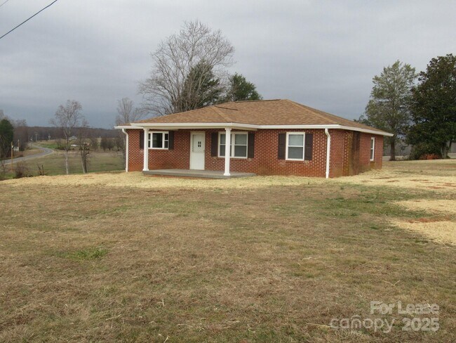 Foto del edificio - 7510 Palm Tree Church Rd