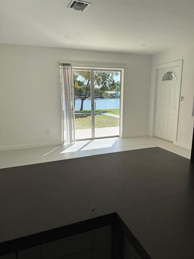 Building Photo - 1054-1058 SW 2nd Street 1056, Hallandale Beach, FL 33009