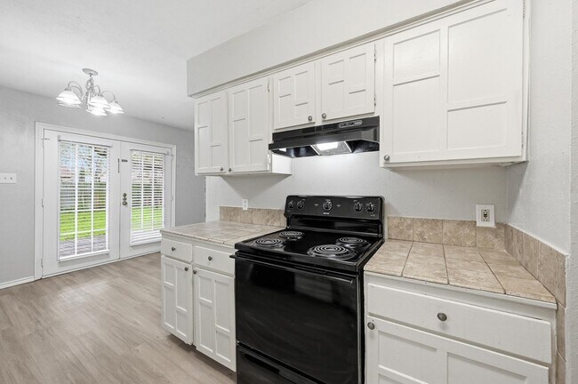 Building Photo - Beautifully Updated 3 Bed, 2 Bath Home