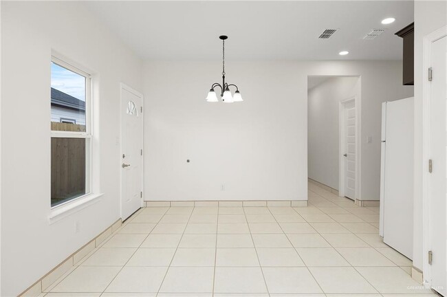 Building Photo - 2226 N Vly Cir