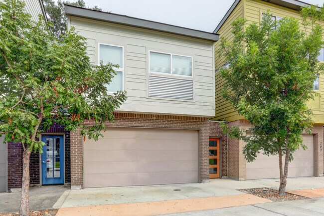 Building Photo - 204 Highland Oaks Ln