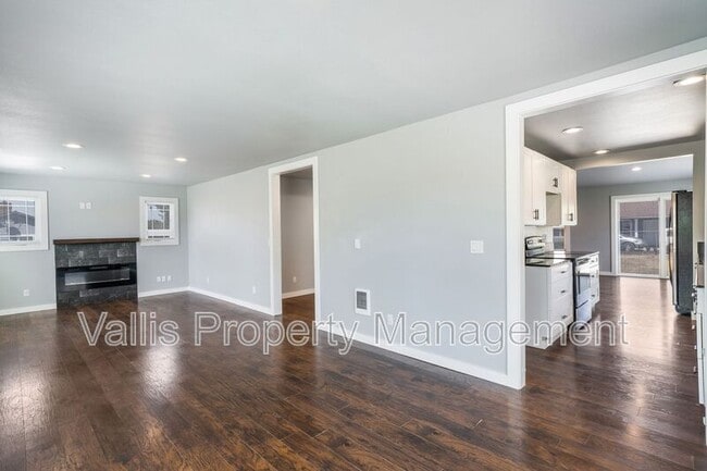 Building Photo - 415 S 11th St