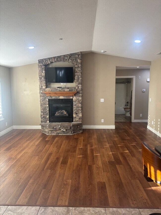 Foto del edificio - Beautiful top-level 3 bed 2 bath condo!