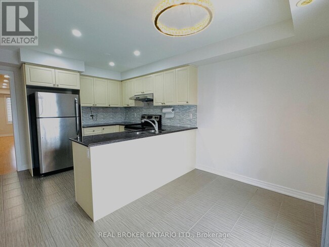 Photo du bâtiment - 9948 McCowan Rd