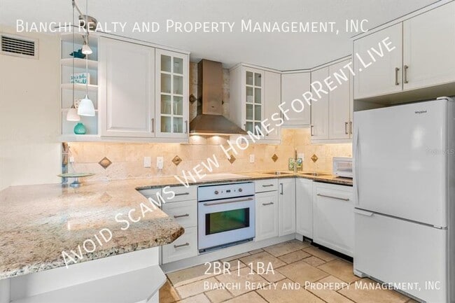 Building Photo - 2/1 Condo Indian Shores - Steps to Beach!