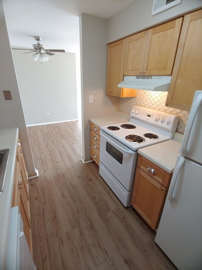 Building Photo - 6105 Knoll Valley Dr