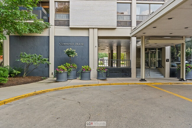 Foto del edificio - 1360 N Sandburg Terrace