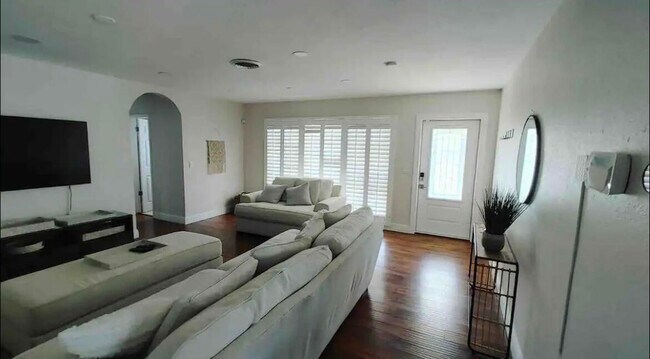 Building Photo - 280 SE 1st Ave