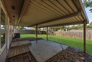 Building Photo - 2808 Pinewood Dr