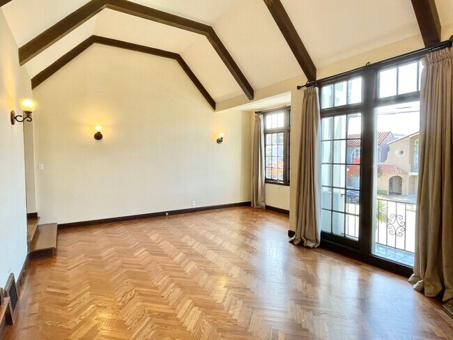 Building Photo - 3 BR/3BA Elegant Home! 2 Car Parking! Priv...