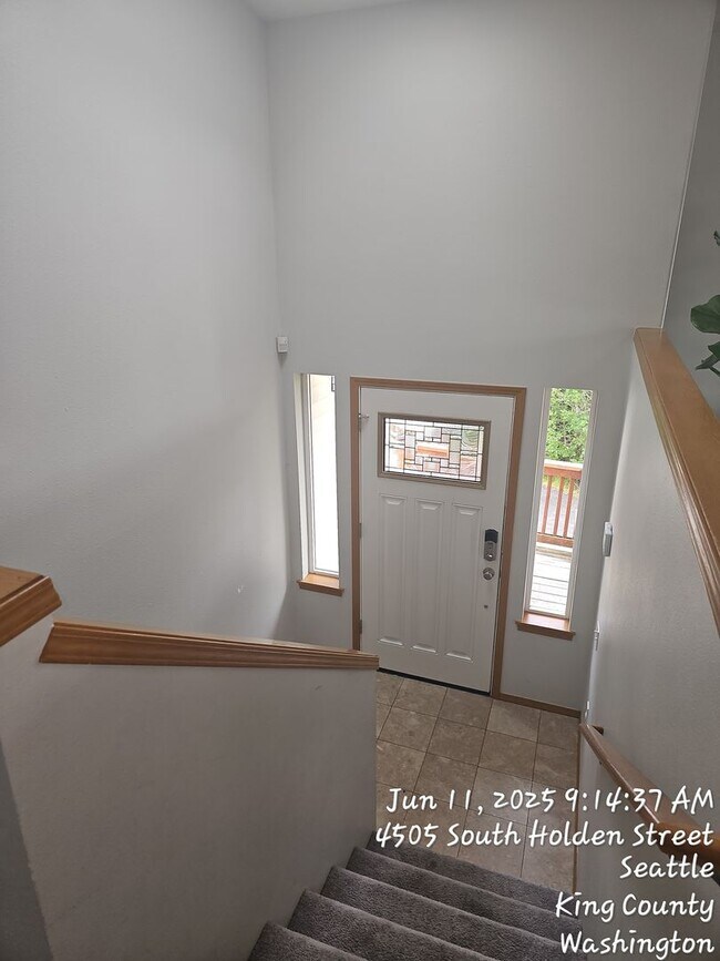 Building Photo - South Seattle split level home - 5 bedroom...