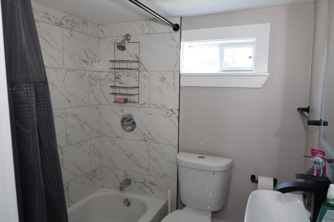 The bathroom. - 4119 Lasalle St