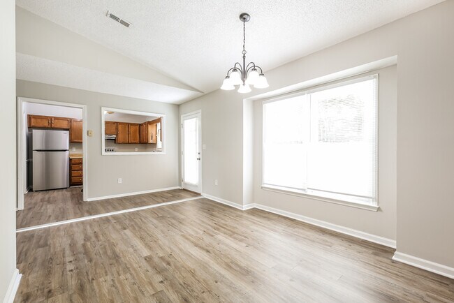 Building Photo - Beautiful home on Laurel Tree Lane