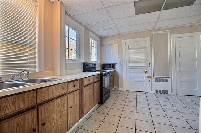 Building Photo - 19 1/2 Greenman Ave