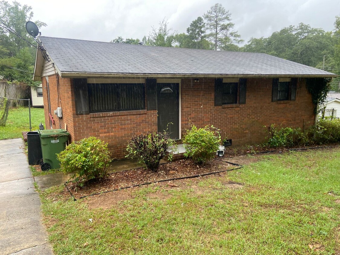 Primary Photo - **AVAILABLE NOW**Nice 3 Bedroom / 1 Bathro...