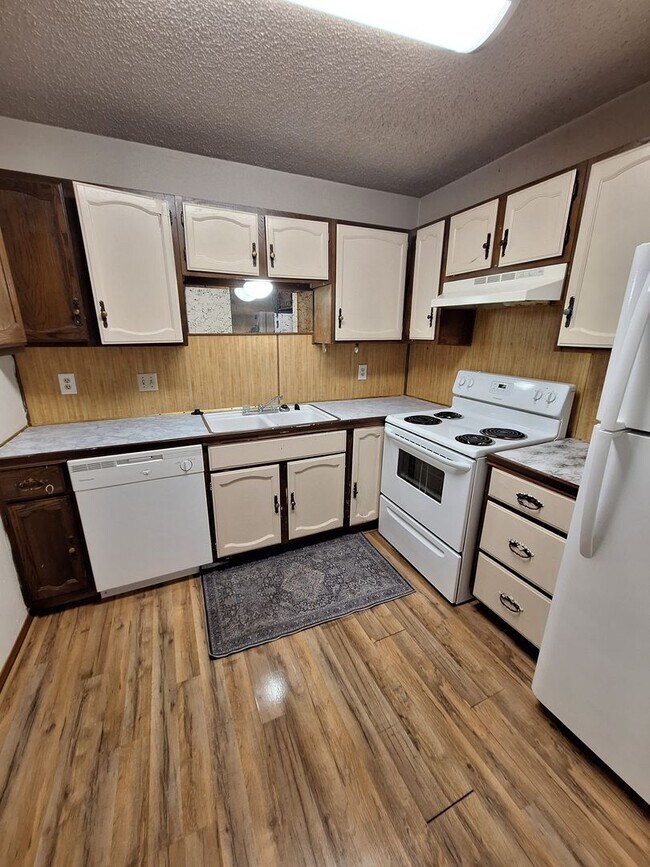 Building Photo - 2 bedroom, 2 bath