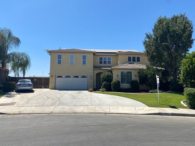 Building Photo - Luxurious 4 BD 2.5 BA with a 100k Pool and...